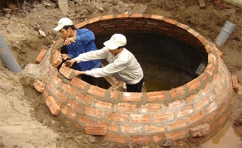Cách làm hầm biogas tiết kiệm nhiên liệu
Đáy hầm: Được xây như đáy hồ chứa nước gia đình mà nông dân vẫn quen làm may bien tan gia re, hoặc đổ đan có độ dày 5 - 6cm.
Bốn bức tường xung quanh: Được xây dựng bằng ghạch ống, trộn hồ với tỷ lệ 1 xi măng/ 3 - 4 cát. Sau đó phải tráng một lớp