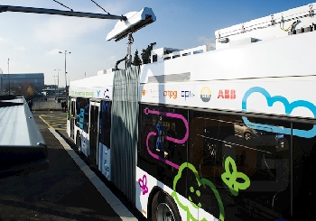 Công  nghệ sạc pin 20 giây của máy biến tần ABB là một chủ đề nóng hổi hôm nay vì hai xe  buýt điện khớp nối, loại xe đầu tiên trên thế giới, đã được đưa vào sử  dụng trên tuyến xe buýt số 23 tại Geneva. Phải  mất ít hơn 1 giây để kết nối xe buýt với điểm sạc trên một đầu mối sạc 