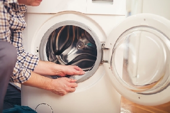 Việc vệ sinh máy giặt sẽ giúp duy trì độ bền cho máy giặt
Vệ sinh máy giặt tưởng chừng là công việc đơn giản, tuy nhiên, nếu không thực hiện đúng cách bạn sẽ không thể làm sạch mà còn làm tổn hao độ bền của máy. Nếu quan tâm, bạn có thể tham khảo các bước vệ sinh máy và lời khuyên