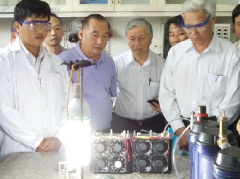 Phát minh dùng nước thay xăng đã đốt sáng được đèn 50W
Tiến sĩ Nguyễn Chánh Khê, Giám đốc khoa học Trung tâm nghiên cứu và phát triển thuộc Khu công nghệ cao TP.HCM, đã nghiên cứu thành công phương pháp dùng công nghệ nano “đốt” nước để phát thành điện.
Với phát minh độc đáo dùng nước