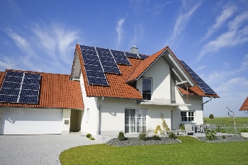  Ưu điểm của hệ thống điện mặt trời mái nhà
Hệ thống điện mặt trời mái nhà có một số ưu điểm hết sức quan trọng, mang lại lợi ích thiết thực.
Không sử dụng diện tích đất, tận dụng diện tích mái nhà sẵn có của mỗi công trình kết hợp chống nóng, cách nhiệt, giảm bức xạ mặt